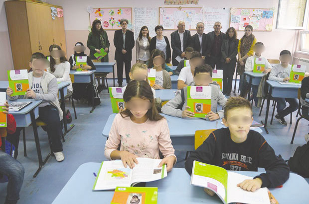 Терају прваке да уче на босанском